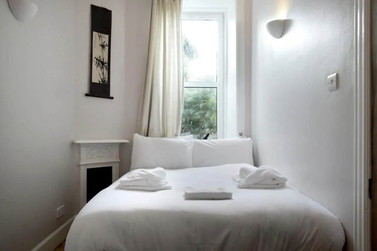 Central And Spacious 2 Bedroom Flat With Garden 爱丁堡 公寓