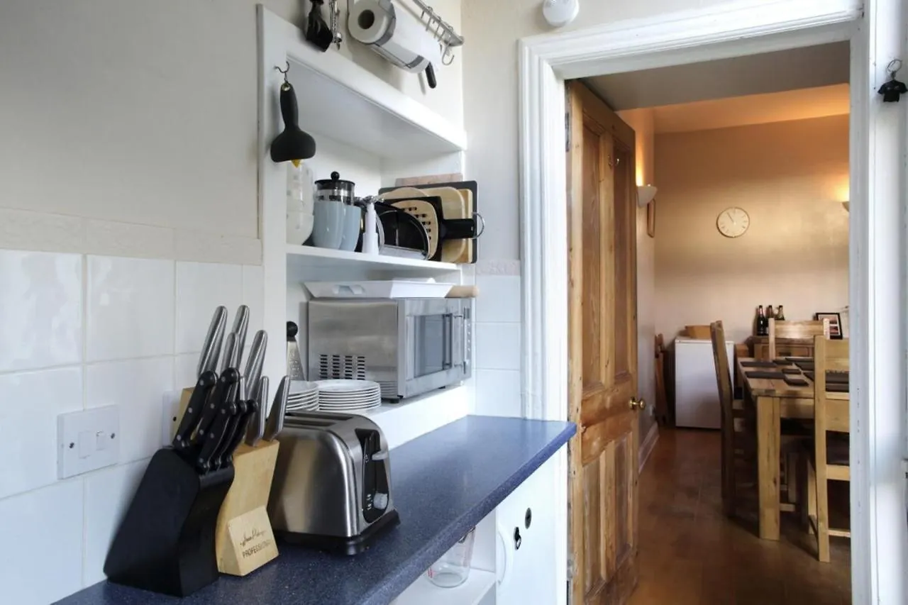 Central And Spacious 2 Bedroom Flat With Garden 爱丁堡