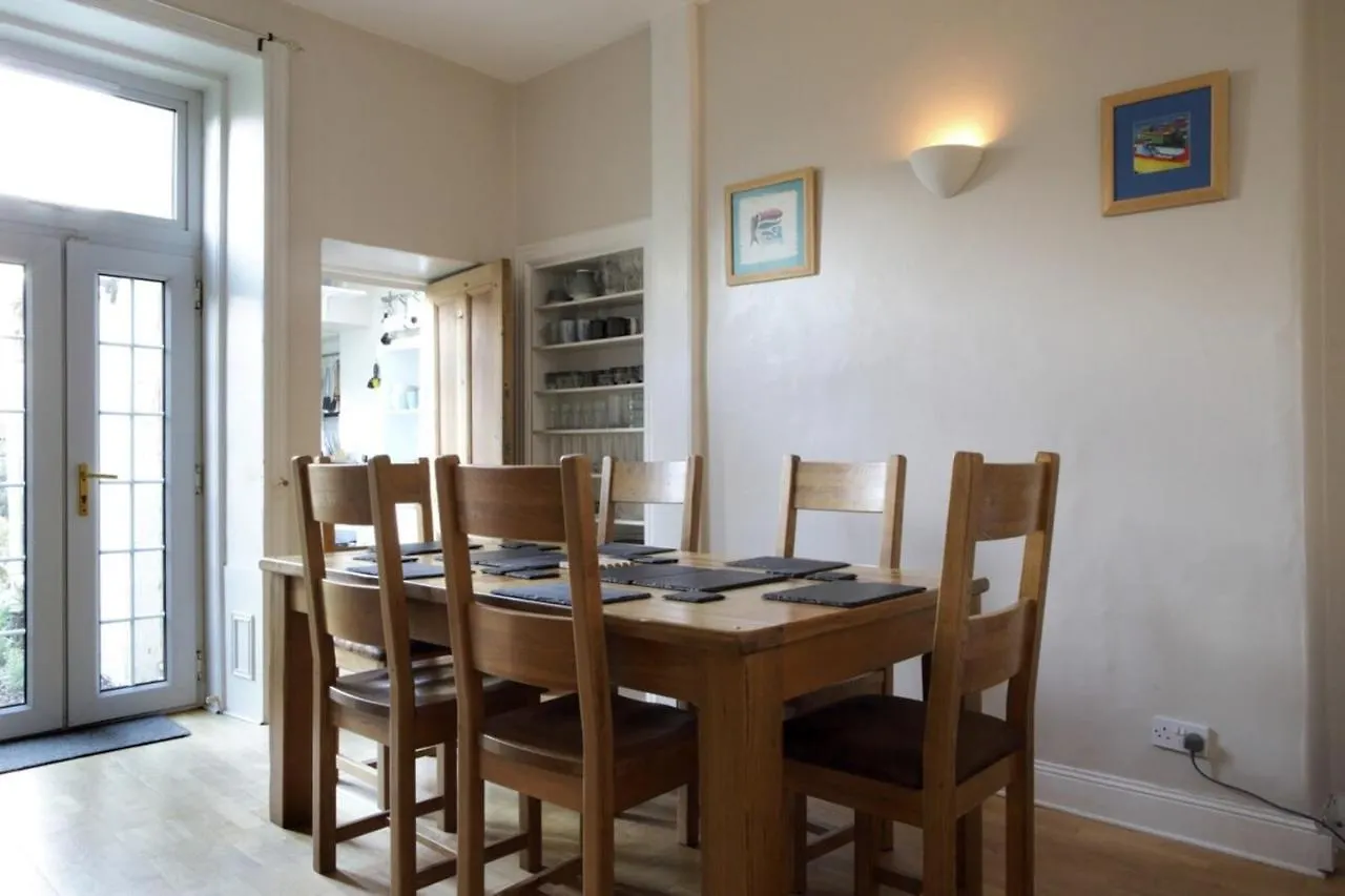 Central And Spacious 2 Bedroom Flat With Garden Edimburgo Appartamento