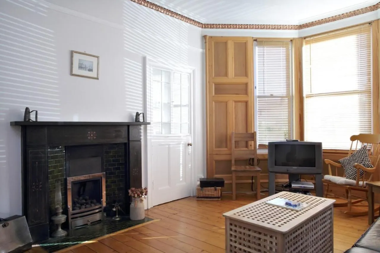 Central And Spacious 2 Bedroom Flat With Garden Эдинбург